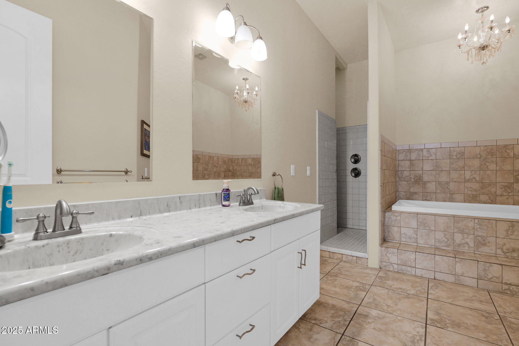 7114 E GRANDVIEW Street Mesa, ON 85207