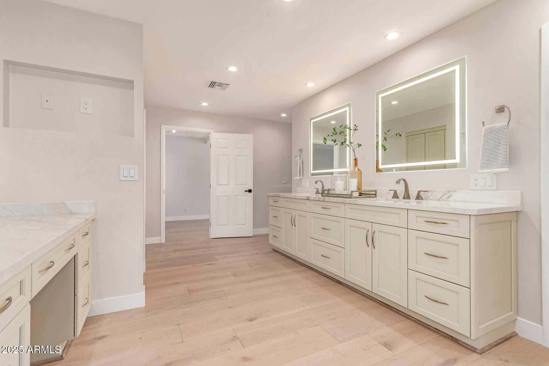 3301 E ROVEY Avenue Paradise Valley, AZ 85253