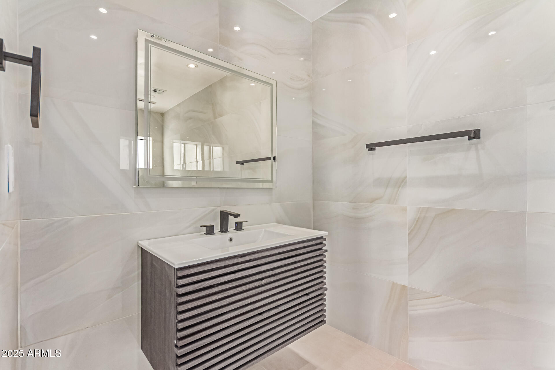 3301 E ROVEY Avenue Paradise Valley, AZ 85253